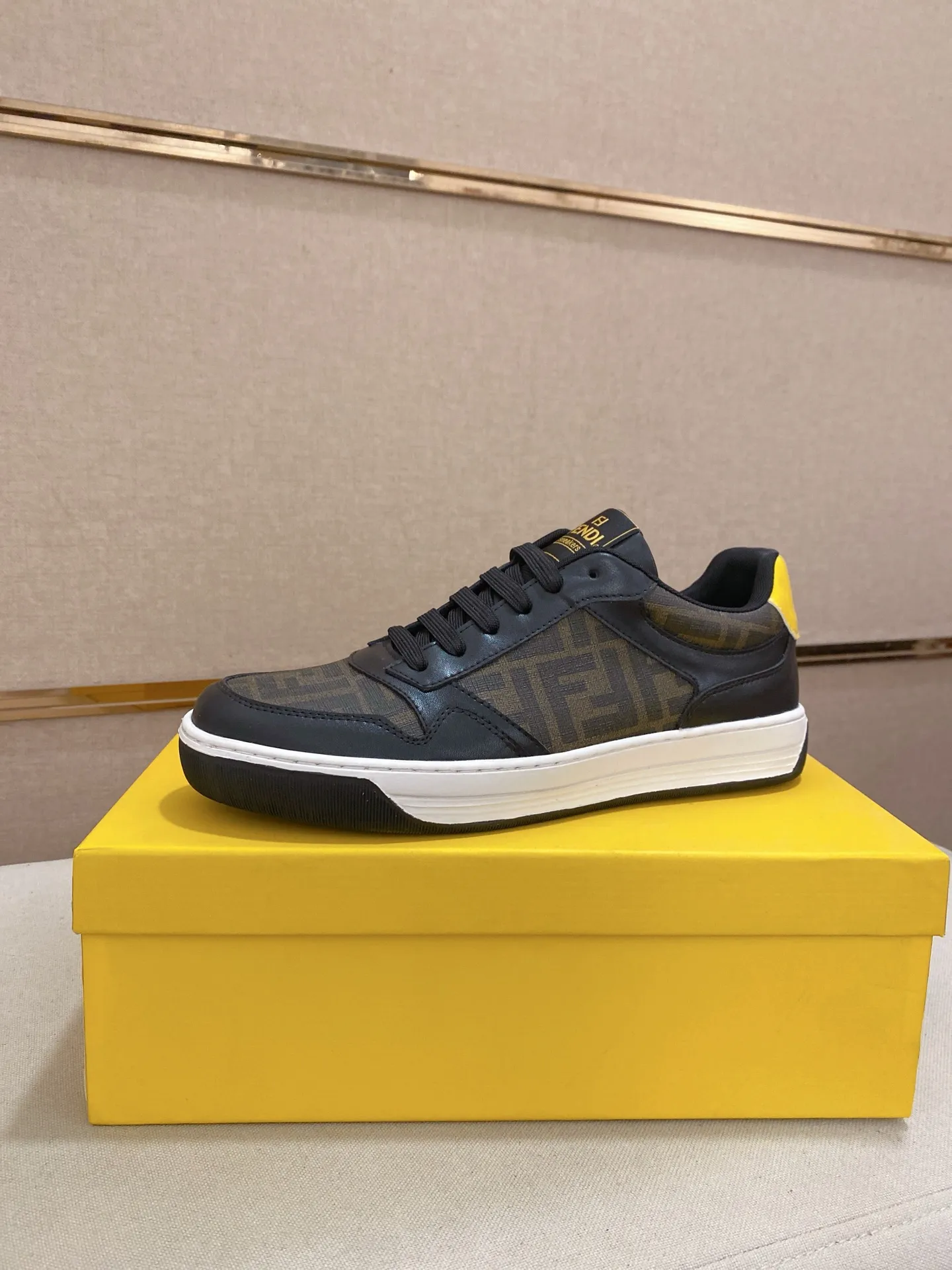 Men's shoes 💰 420💰 (FENDI) New style 👊🏻 upper 🇮🇹 imported cowhide fabric 🇩🇪 lining imported sheepskin lining. The original outsole is molded to highlight the identity of every man, and the upper foot is stable and stable🚶🏻🚶🏻The high-end custom counters reproduce the original version📯No matter the wind or rain, the shoe last remains unchanged and can withstand the verification of time🔍️,🔵 Size: 38-44 (45 is custom-made and cannot be returned or exchanged